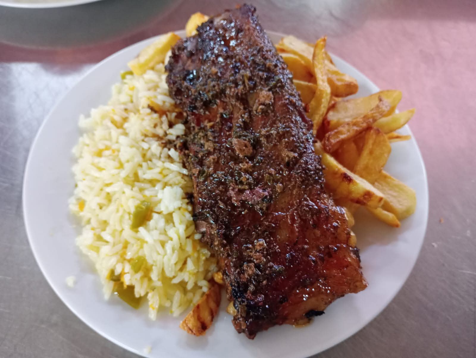 Costillar al horno con agregado